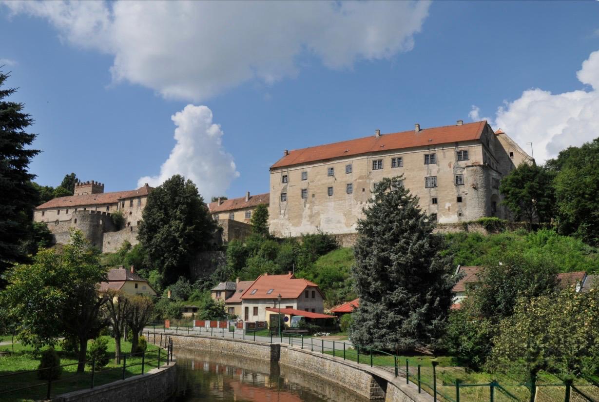 Zámek Brtnice na skále nad řekou Jihlavou